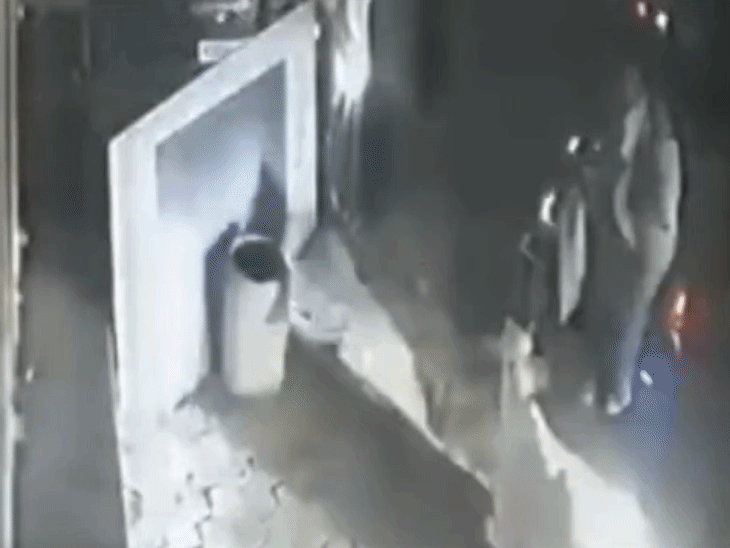 तेज रफ्तार कार ने सड़क किनारे खड़े दंपती को टक्कर मारी। - Dainik Bhaskar