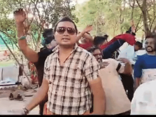 अधिकारी और कर्मचारियों ने फिल्मी गाने पर जमकर डांस किया।