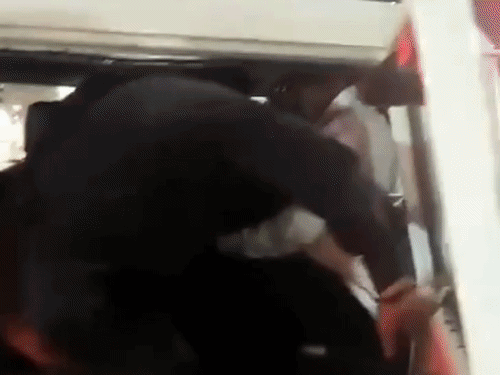 मैनेजर और गार्ड को हिरासत में लेते हुए पुलिसकर्मी।