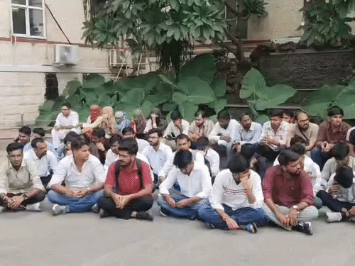 करीब 50 कर्मचारियों को वार्ड बॉय का काम दिया गया।