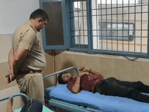 खरखौदा के सरकारी अस्पताल में घायल से बात करते पुलिस अधिकारी।