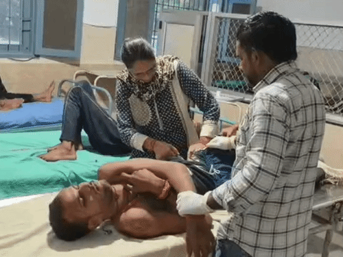 सरकारी अस्पताल में घायलों का इलाज करता स्टाफ।