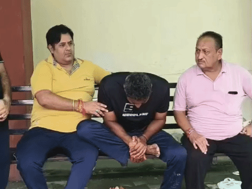 अस्पताल में विलाप करता मृतक हरभजन सिंह का बेटा दिलबाग सिंह।