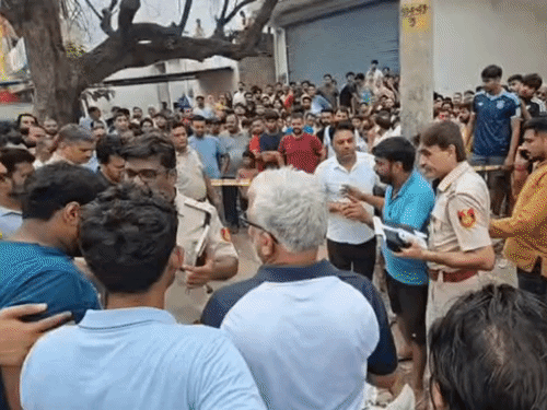 पुलिस अधिकारियों ने प्रमोद के भाई को समझाने की कोशिश की।