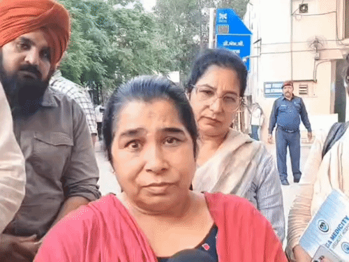 जानकारी देते हुए घायल GM सुरजीत सिंह की पत्नी गुरमीत कौर।