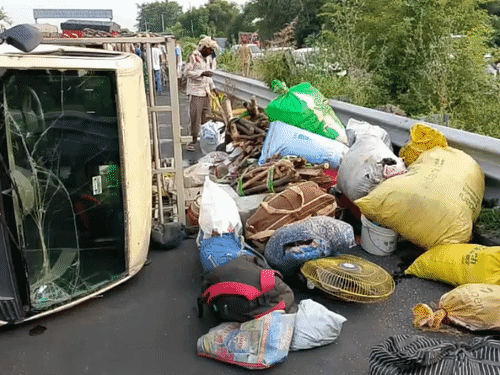 गोराया में हादसे के बाद बिखरा सामान।
