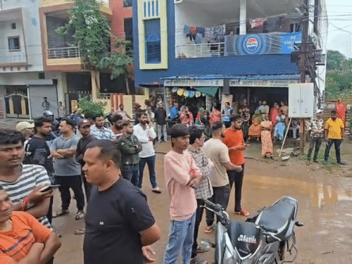 आरोपी के घर के बाहर लोगों की भीड़ लग गई थी।