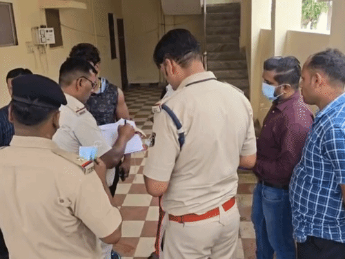 घटनास्थल पर पहुंची पुलिस जांच करते हुए।