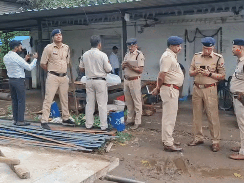 मामले की जानकारी मिलते ही पुलिस टीम मौके पर पहुंची।