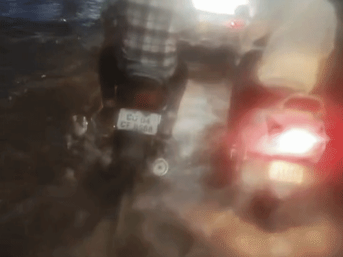 लालपुर में पानी भरने के कारण वीडियो सोशल मीडिया में वायरल हो रहा है।