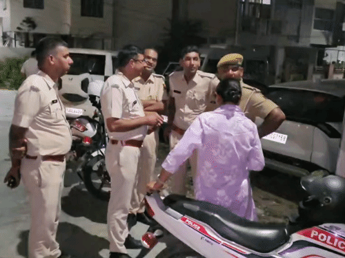कार्रवाई की सूचना मिलने पर अजमेर एसीबी की टीम और दौरान कृष्णगंज थाना पुलिस भी मौके पर पहुंचे।