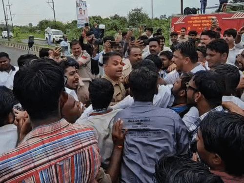 पुतला दहन के दौरान कार्यकर्ताओं की पुलिस से झड़प हुई।