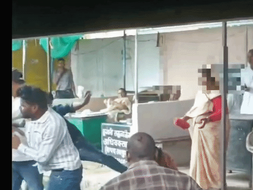कोर्ट परिसर में दो पक्षों में मारपीट।
