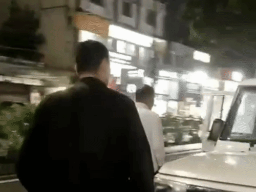 सोनू-मोनू बार के मैनेजर गार्ड को पुलिस ने गिरफ्तार किया है।