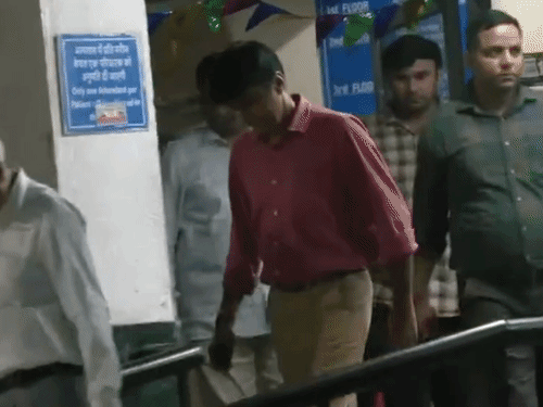 दिल्ली जल बोर्ड घोटाला केस में सत्येंद्र जैन को जमानत: दो-दो लाख रुपए के बॉन्ड और दो जमानतदार देने होंगे, 18 अगस्त को गिरफ्तार हुए थे सत्येंद्र जैन को कोर्ट में पेश करने से पहले दिल्ली के अरुणा आसिफ अली हॉस्पिटल में मेडिकल जांच कराई गई थी।