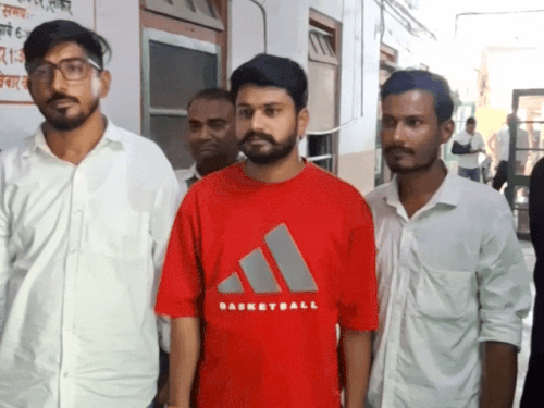 वार्ड नंबर 30 में निर्दलीय इरशाद ने निर्दलीय प्रत्याशी असलम के समर्थन में नामांकन वापस लिया।
