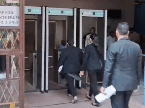 हाईकोर्ट के अंदर सुनवाई के लिए वकील जाते हुए।