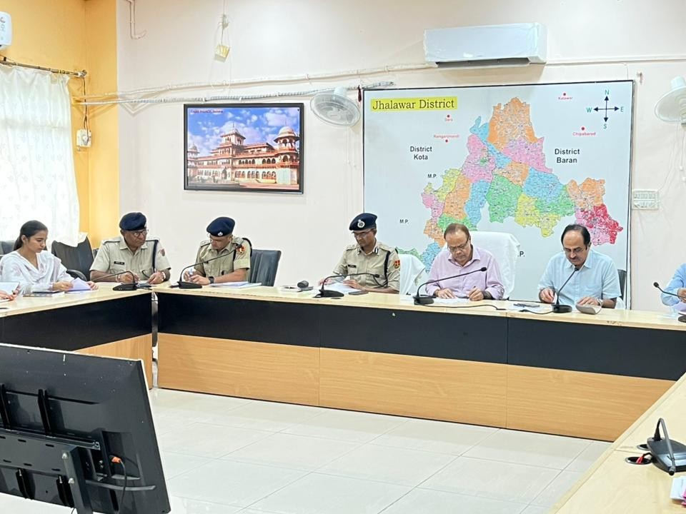 पुलिस महानिरीक्षक हरेन्द्र महावर ने जिले के सभी मतदान केंद्रों पर पर्याप्त पुलिस बल तैनात करने के निर्देश दिए।