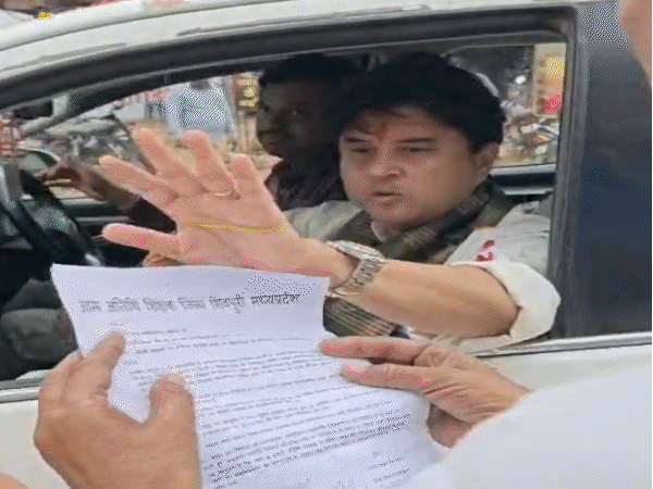 शिवपुरी में अतिथि शिक्षकों ने ज्योतिरादित्य सिंधिया को उनका पुराना बयान याद दिलाया है।