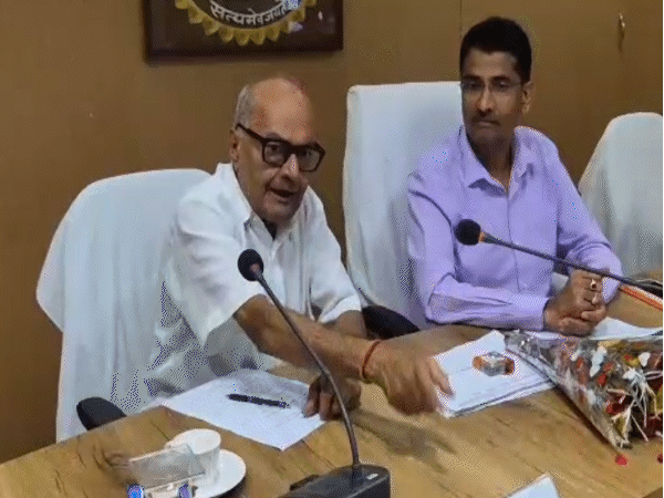 दमोह में भाजपा नेता और पूर्व मंत्री जयंत मलैया ने कहा- नेता-अधिकारी सब पैसा खा रहे।