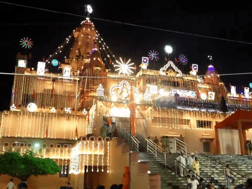 श्रीकृष्ण जन्मभूमि को रंग-बिरंगी लाइटिंग से सजाया गया है, जबकि बांके बिहारी मंदिर फूलों से सजा है।