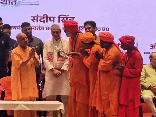 मुख्यमंत्री योगी आदित्यनाथ मथुरा दौरे पर हैं। यहां उन्होंने संतों से मुलाकात कर उनका स्वागत-सम्मान किया।