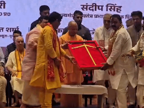 मथुरा में सीएम 1051 करोड़ रुपए की लागत वाली 229 विकास परियोजनाओं का लोकार्पण और शिलान्यास किया है।
