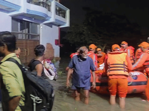 एनडीआरएफ की टीम ने प्रभावित क्षेत्र से लोगों को निकाल कर सुरक्षित स्थान तक पहुंचाया।