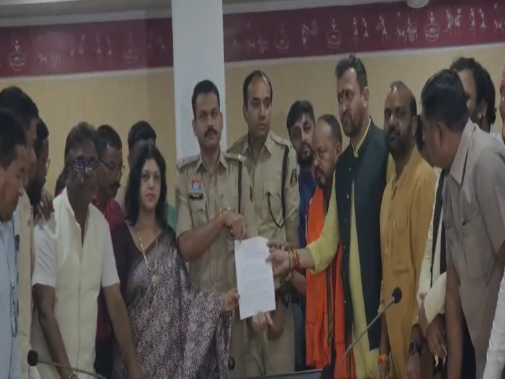 बीजेपी पार्षदों ने थाने में की शिकायत।
