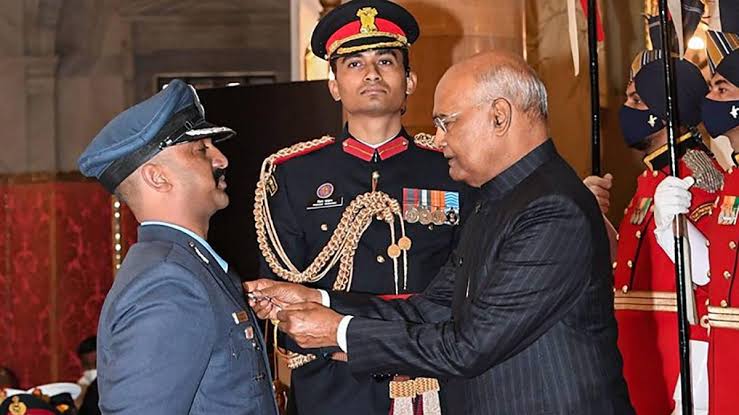 2021 में अभिनंदन को बहादुरी के लिए वीर चक्र मिला था।