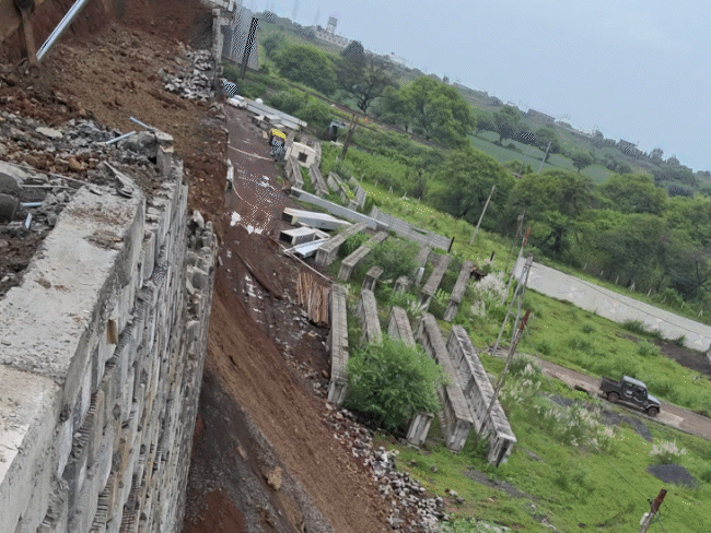 पानी निकासी की व्यवस्था नहीं होने के कारण रिटेनिंग वॉल के ब्लॉक उखड़ गए।