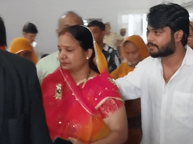 कांग्रेस की बागी उम्मीदवार मंजू देवी प्रजापत नामांकन वापस लेने के बाद भावुक हो गईं।