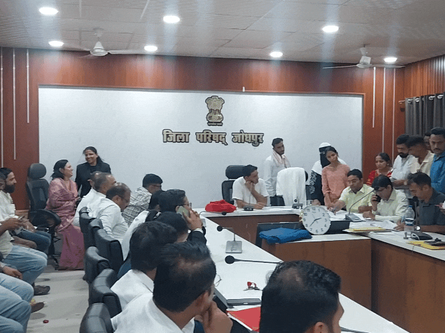 नामांकन वापस लेने के अंतिम समय में काफी कैंडिडेट्स रिटर्निंग ऑफिसर के ऑफिस में पहुंचे।