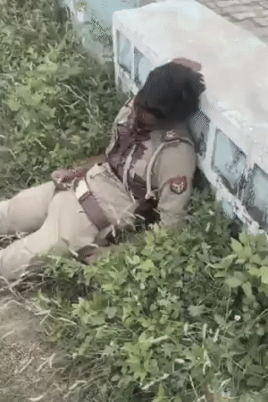 दरोगा ने सरकारी पिस्टल से माथे के बीचों-बीच गोली मारी थी।
