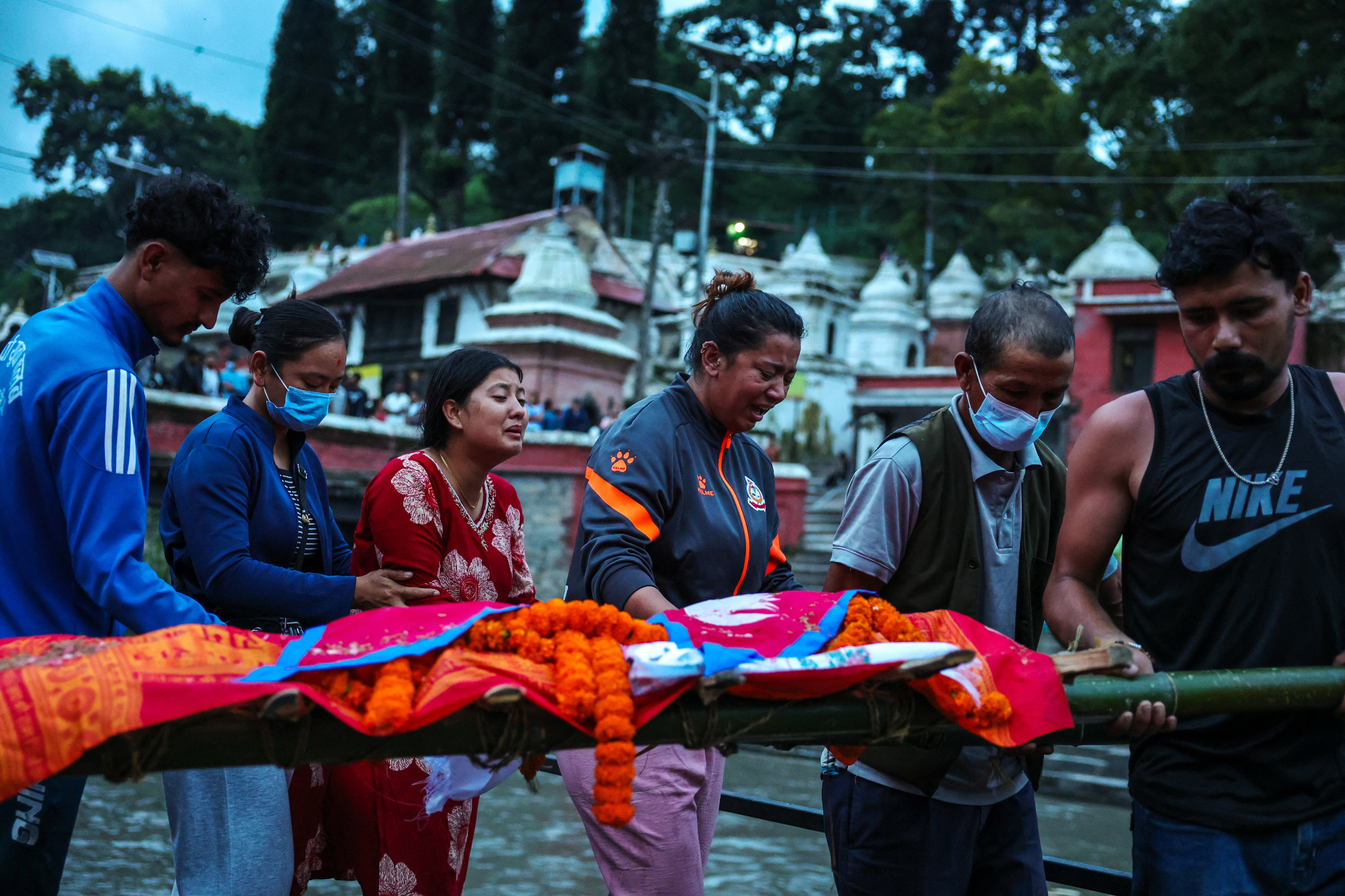 काठमांडू के पशुपतिनाथ मंदिर परिसर में 21 वर्षीय सबिन तिमल्सिना के परिजनों ने पुतले के साथ अंतिम संस्कार की रस्में निभाईं।