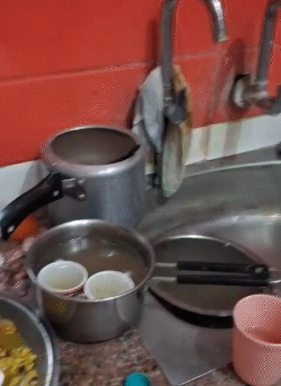 चाय पीने के बाद धुलने के लिए दो कप किचन में रखे हुए थे।