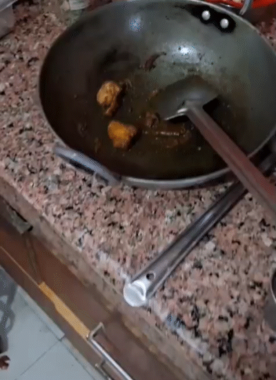 कड़ाही में पनीर की सब्जी मिली, जिसमें से दो पीस पनीर बची हुई थी।
