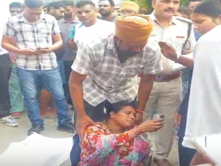 परिजनों को पानी पिलाते मौके पर मौजूद लोग