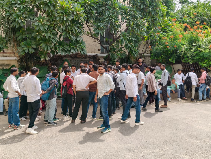 एसएमएस हॉस्पिटल के पोर्च मे धरने पर बैठे कर्मचारी।