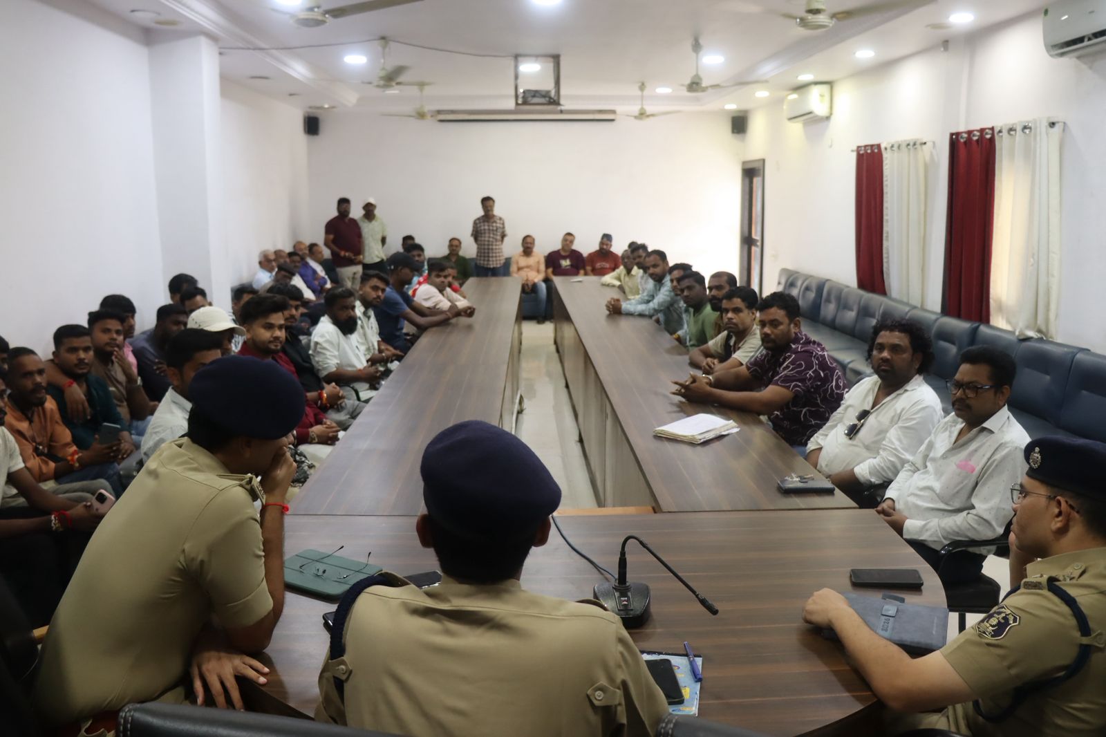 पंडाल सड़क पर न लगाने और डीजे को लेकर समय की पाबंदी के दिए निर्देश।