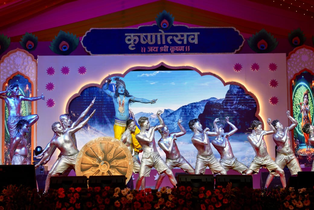 नृत्य के जरिए श्रीकृष्ण के जीवन के कई प्रसंगों को दिखाते कलाकार।