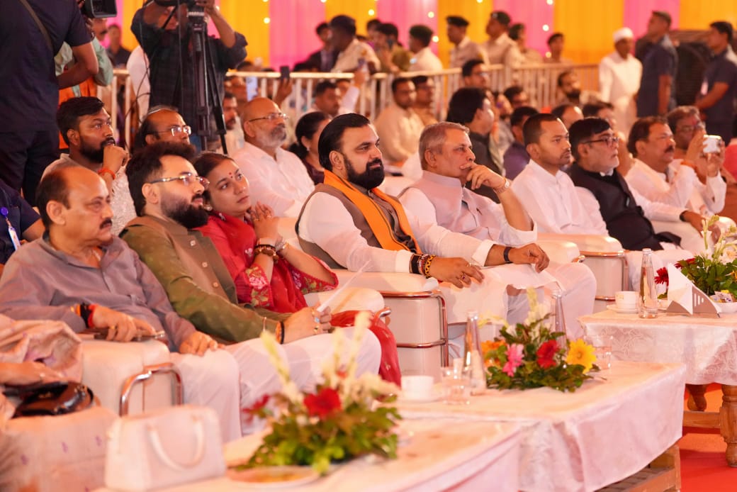 मुख्यमंत्री सम्राट चौधरी के साथ डिप्टी सीएम विजय चौधरी, समस्तीपुर सांसद शांभवी चौधरी, स्वास्थ्य मंत्री निशांत कुमार और बिहार राज्य धार्मिक न्यास पर्षद के सदस्य सायन कुणाल मौजूद रहे।