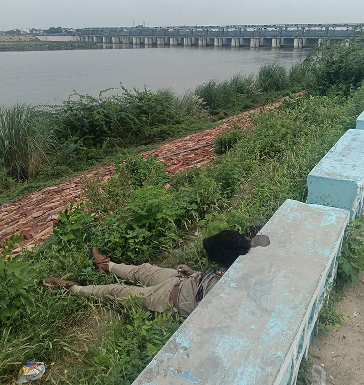 दरोगा का शव यमुना नदी के किनारे गोकुल बैराज के पास पड़ा मिला।