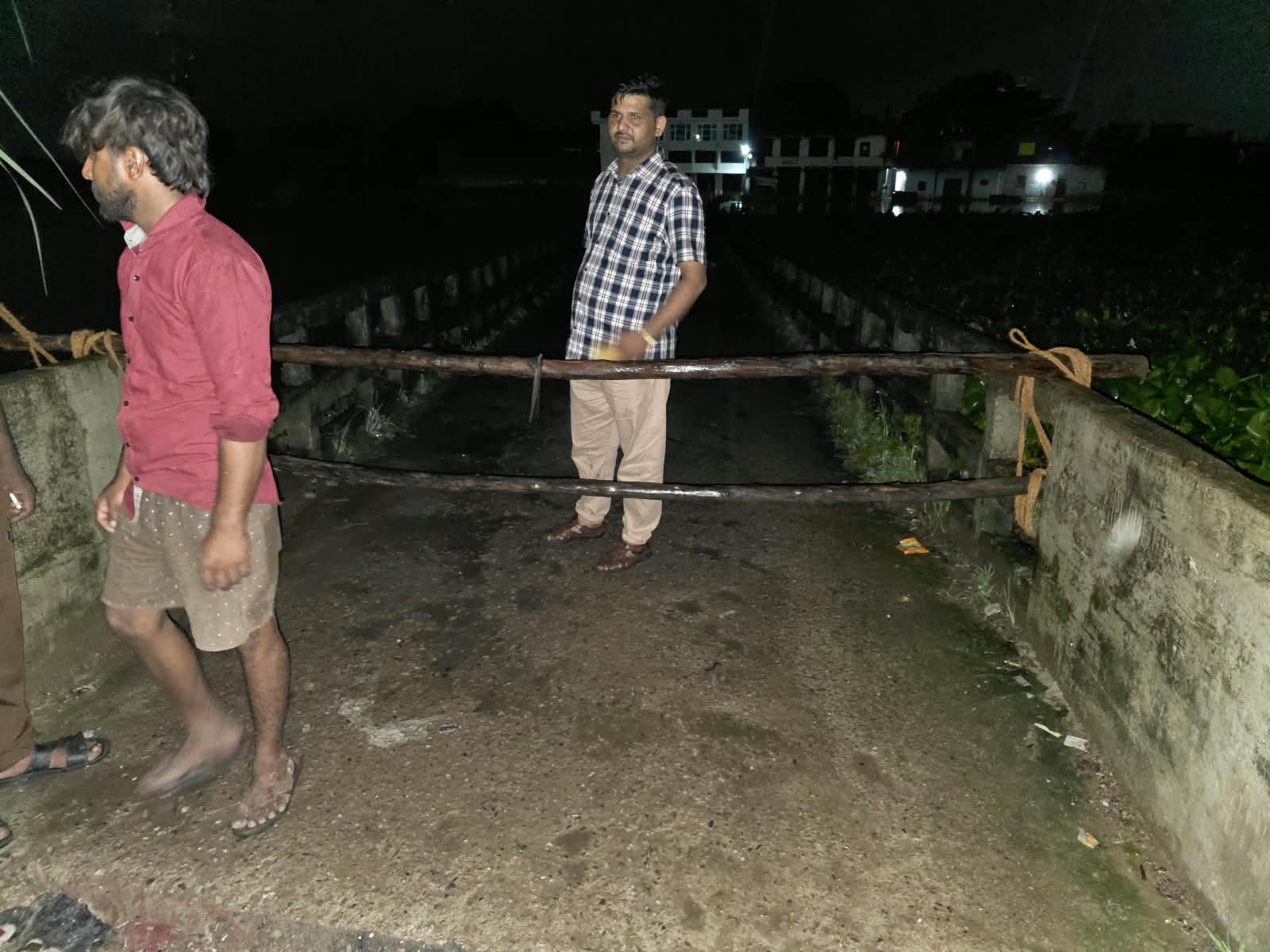 पानी बढ़ने पर भौती पनका पुल बंद कराया गया।