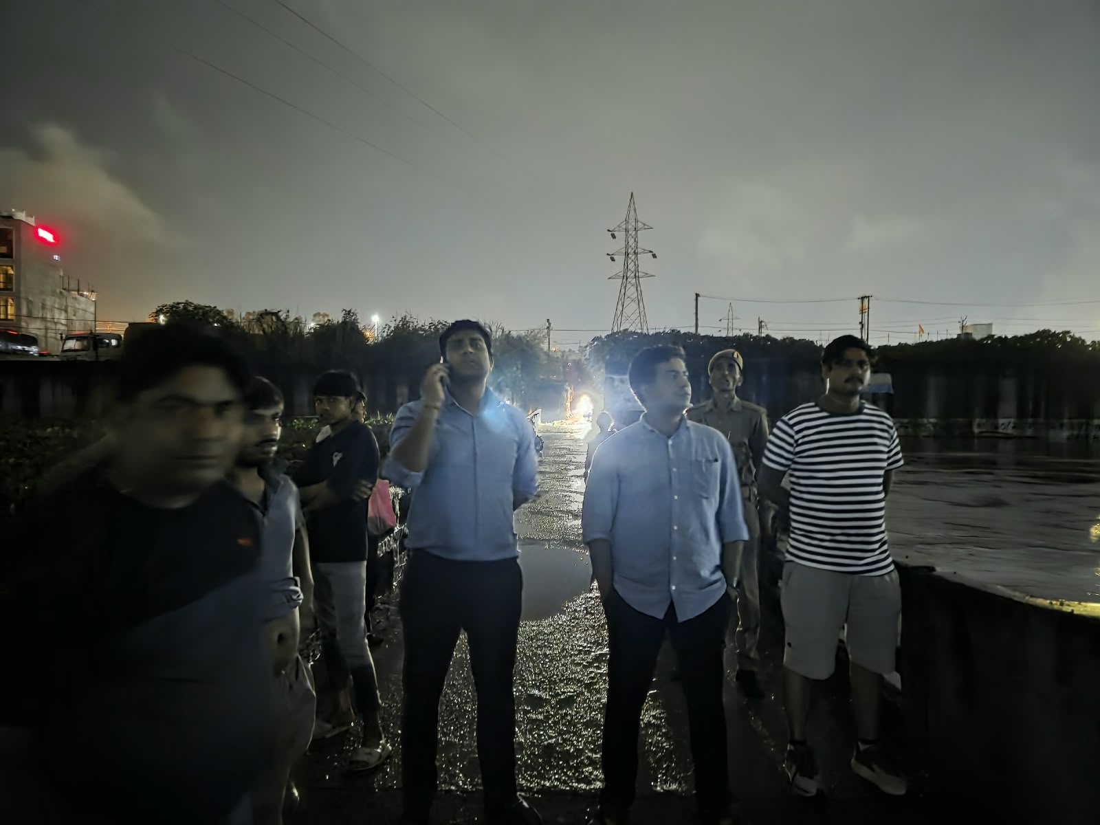 निरीक्षण करने पहुंचे एसडीएम सदर व अन्य अधिकारी।