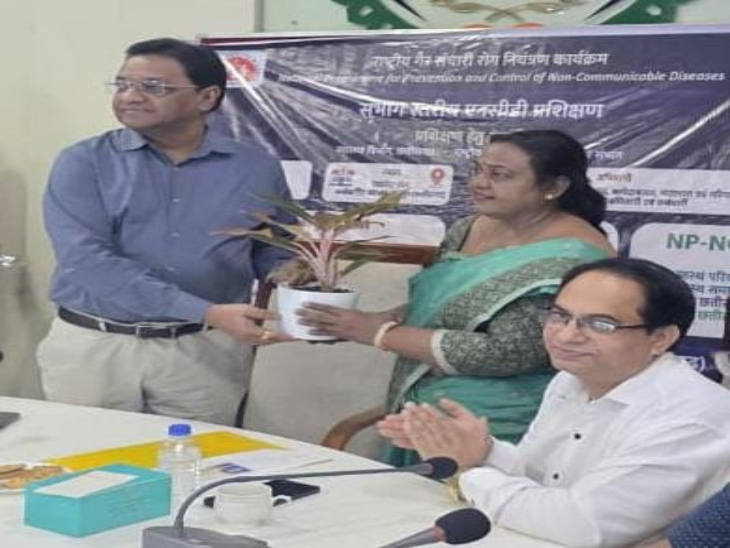इस कार्यक्रम में मुख्य चिकित्सा एवं स्वास्थ्य अधिकारी रायपुर डॉ. मिथिलेश चौधरी मुख्य अतिथि के रूप में मौजूद रहे।