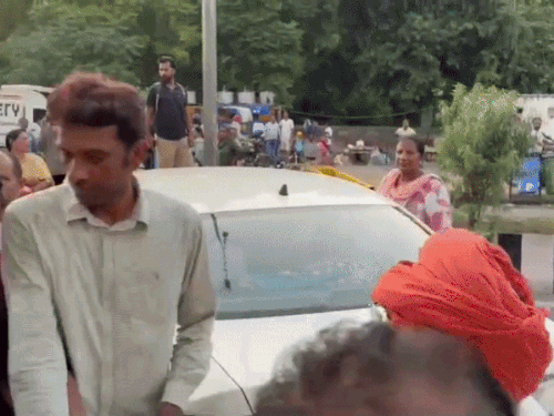 प्रदर्शनकारियों और राहगीरों के बीच बहसबाजी होते हुए।