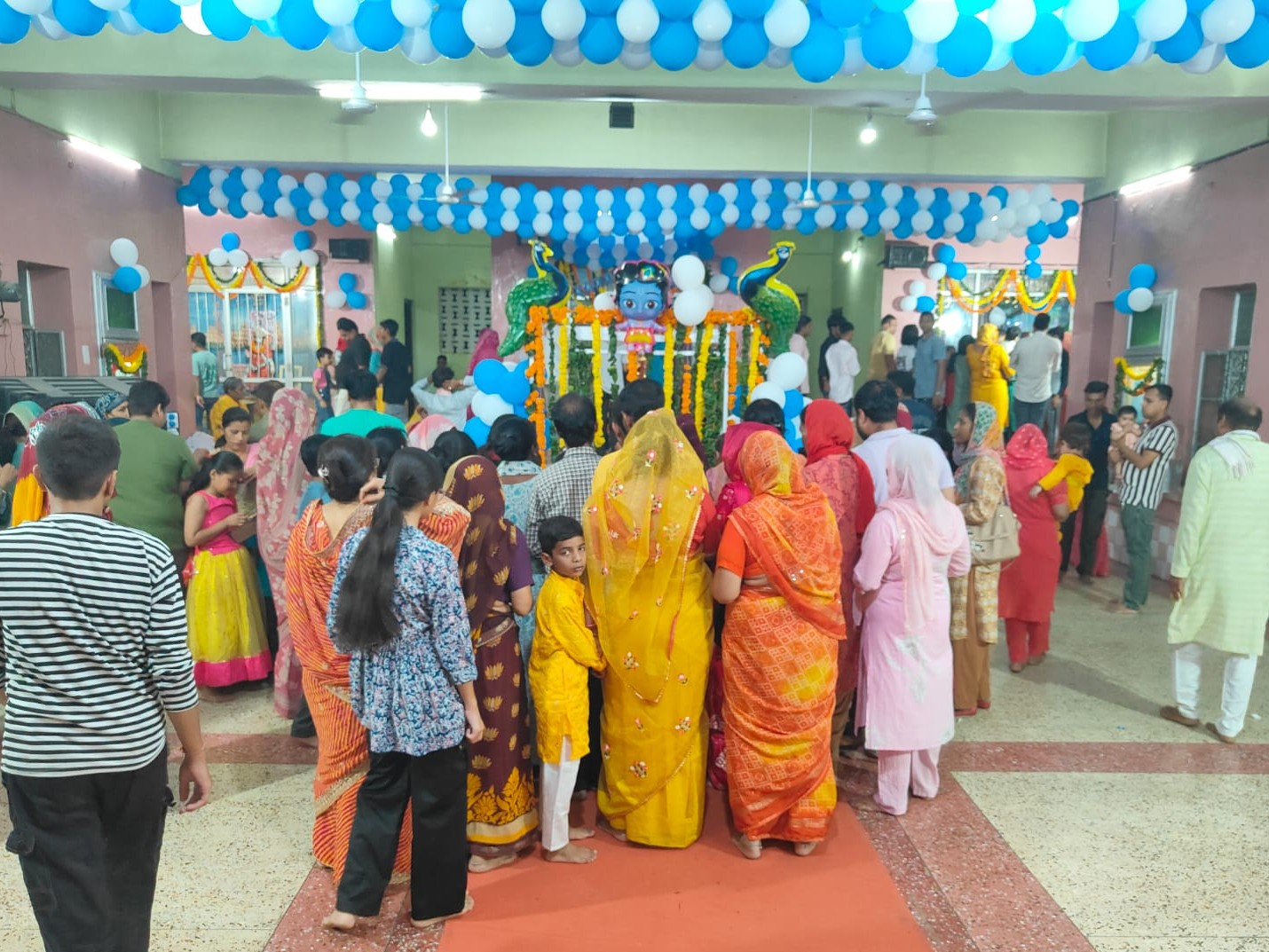 शुक्रवार को सुबह से ही श्रद्धालुओं की भीड़ पहुंचने लगी।
