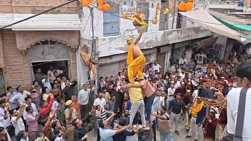 पाली में सोमवार मंदिर के बाहर दही हांडी फोड़ते हुए युवा।