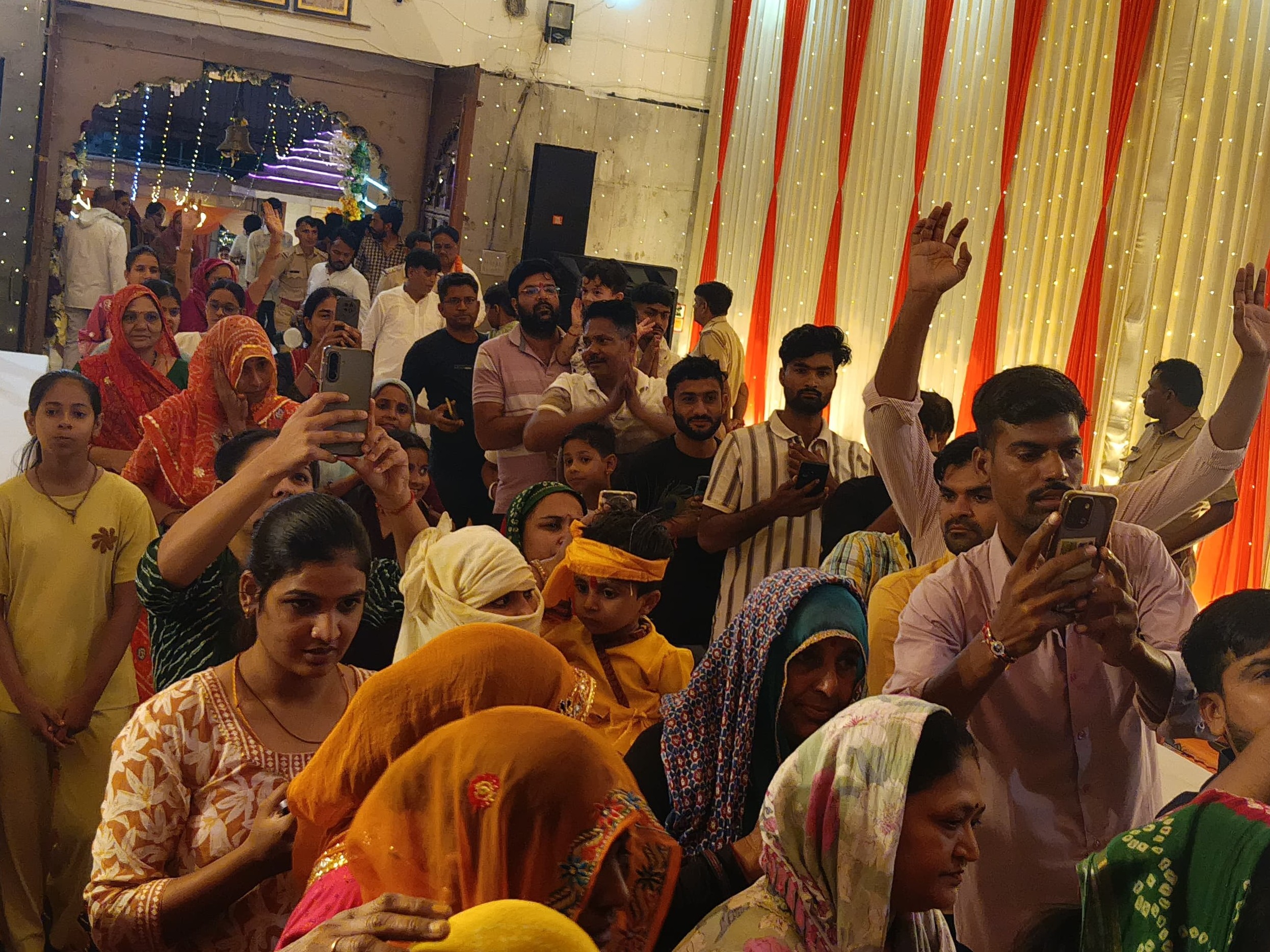 झांकी के दर्शन के लिए बड़ी संख्या में श्रद्धालु मंदिर पहुंचे।